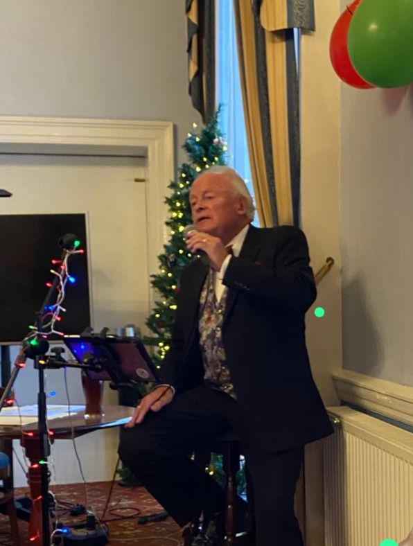 Sandy sings a medley of Christmas favourites